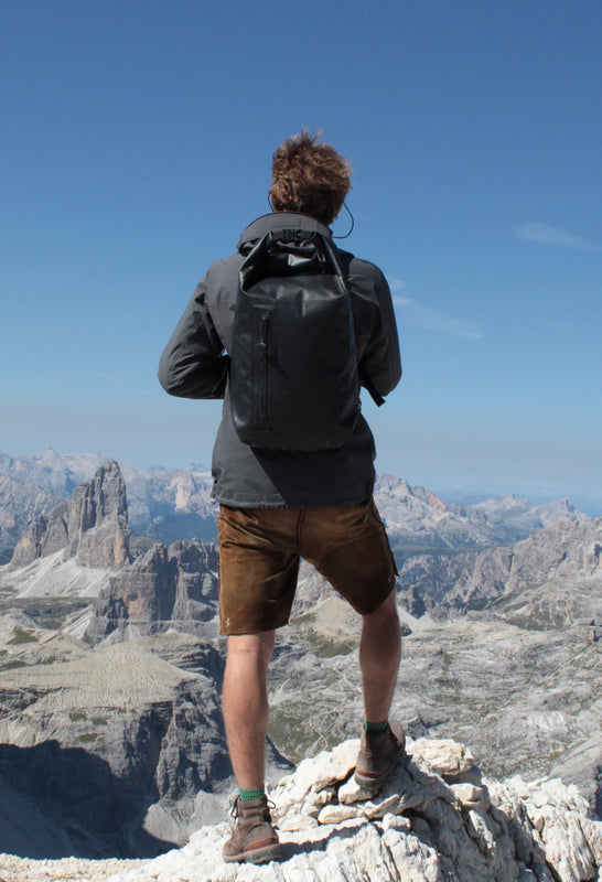 Wasserfester Wanderrucksack. Hier beim Wandern in den Dolomiten.