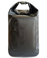 Der wasserdichte Rucksack schwarz von vorne. Man sieht das wasserdichte Frontfach.